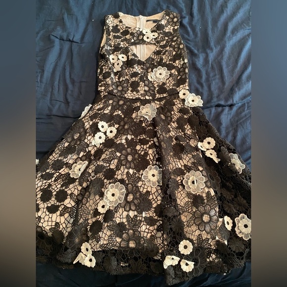 French Connection Black and White Embroidered Floral Fit and Flare Keyhole Dress - Picture 7 of 7